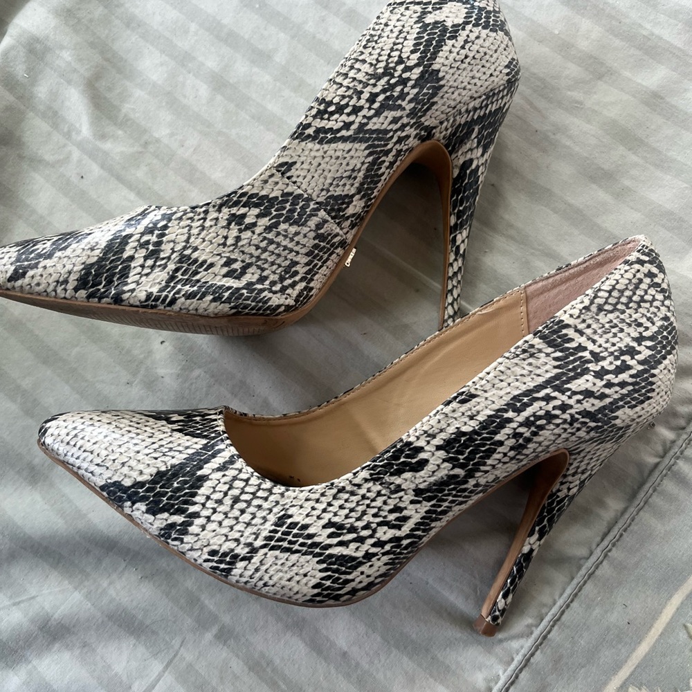 Elegant Snakeskin Patterned Women's Heels - Picture 3 of 5